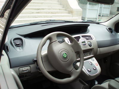 Cleanova III Electric, habitacle côté conducteur