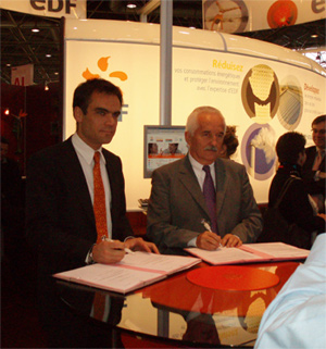 Signature de la convention de partenariat entre EDF et le Crdit Agricole_Pollutec Lyon 2006
