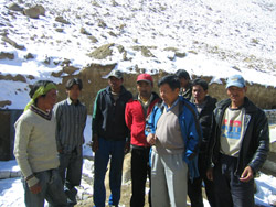 Chhewang Norphel et les travailleurs qui construisent une structure de glacier artificiel
