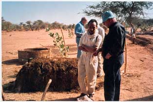 Agharous, fabrication du compost, copyright Pierre Rabhi/Internuntia 2001